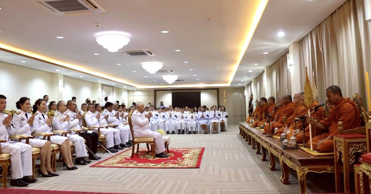 title - นที่ 24 กุมภาพันธ์ 2569 นายวิทูล ประดิษฐบุญ มอบหมายให้  เจ้าหน้าที่ ส.ป.ก.ปราจีนบุรี เข้าร่วม พิธีวางพานพุ่มดอกไม้และถวายสักการะ เนื่องในวันคล้าย วันพระราชสมภพของพระบาทสมเด็จพระพุทธเลิศหล้านภาลัย